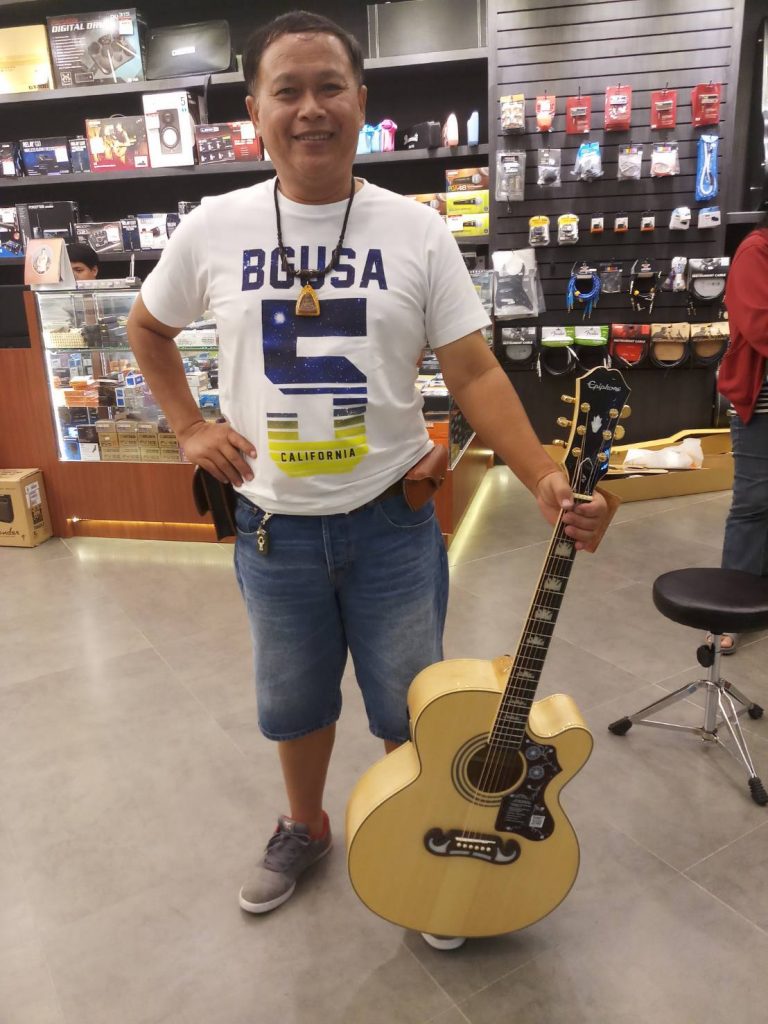 ลูกค้าที่ซื้อ Epiphone EJ-200SCE