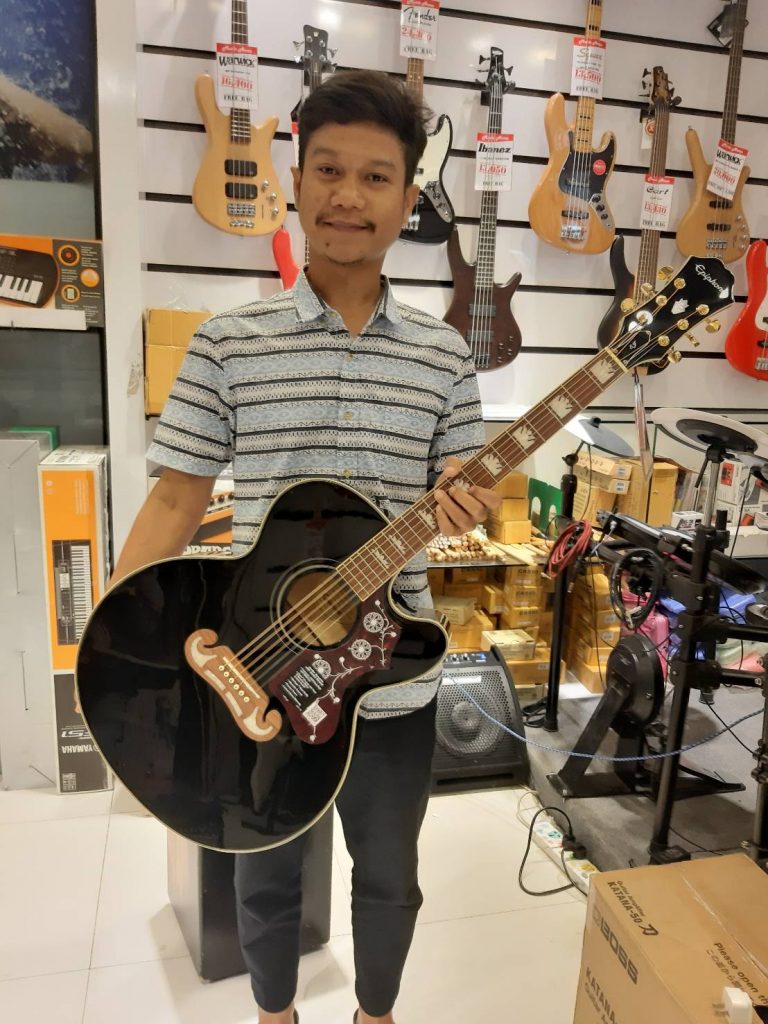 ลูกค้าที่ซื้อ Epiphone EJ-200SCE