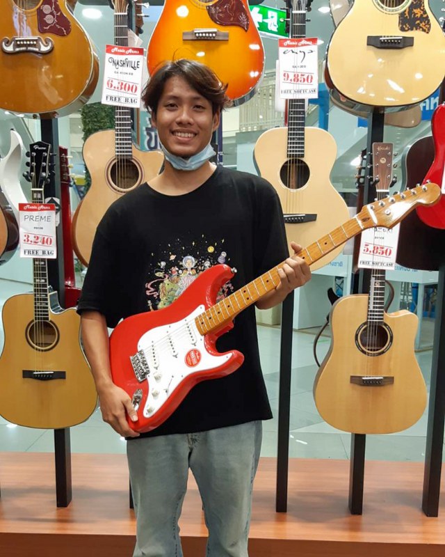 ลูกค้าที่ซื้อ Squier Classic Vibe ’50s Stratocaster กีตาร์ไฟฟ้า