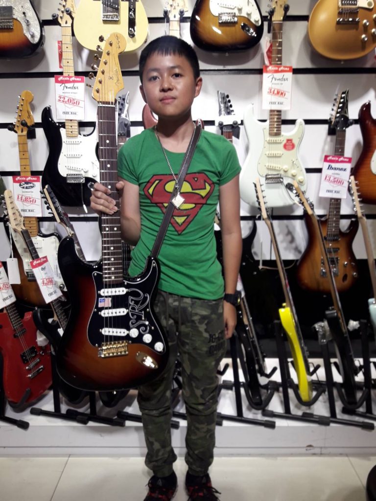 ลูกค้าที่ซื้อ Fender Stevie Ray Vaughan Stratocaster กีตาร์ไฟฟ้า