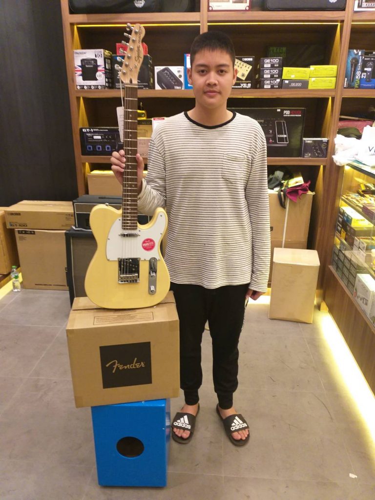 ลูกค้าที่ซื้อ Squier Standard Telecaster