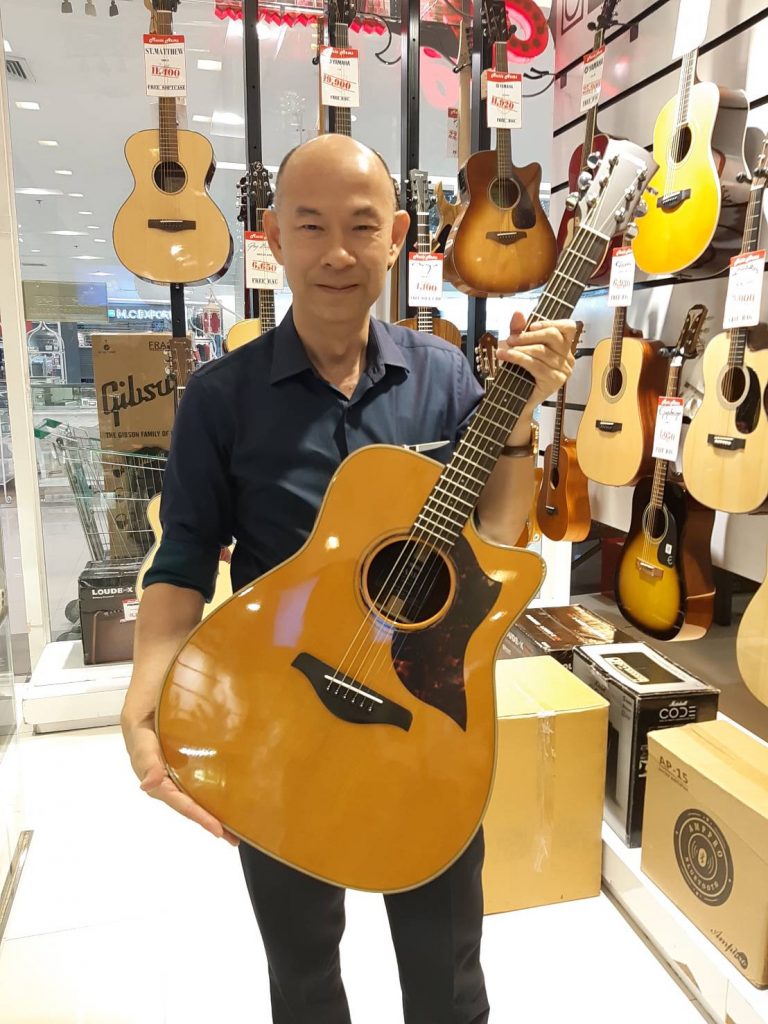 ลูกค้าที่ซื้อ Yamaha A3R กีตาร์โปร่งไฟฟ้า