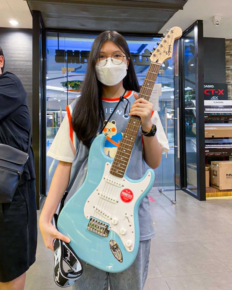 ลูกค้าที่ซื้อ Squier Bullet Stratocaster กีตาร์ไฟฟ้า