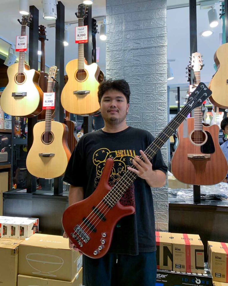 ลูกค้าที่ซื้อ Warwick Rockbass Corvette Basic 5 Strings เบสไฟฟ้า