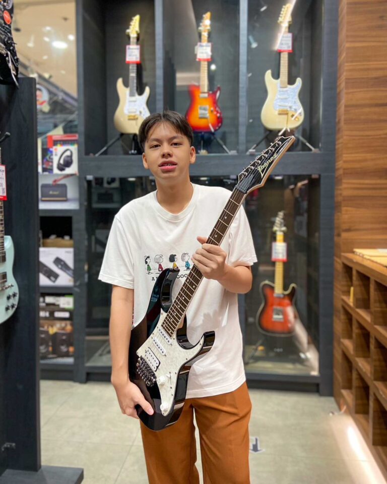 ลูกค้าที่ซื้อ Ibanez RG440V