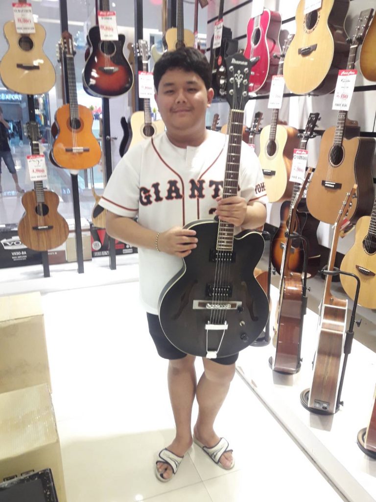 ลูกค้าที่ซื้อ Ibanez AF55