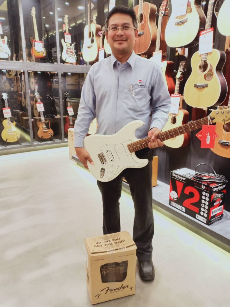 ลูกค้าที่ซื้อ Fender Stratocaster Standard Mexico PF