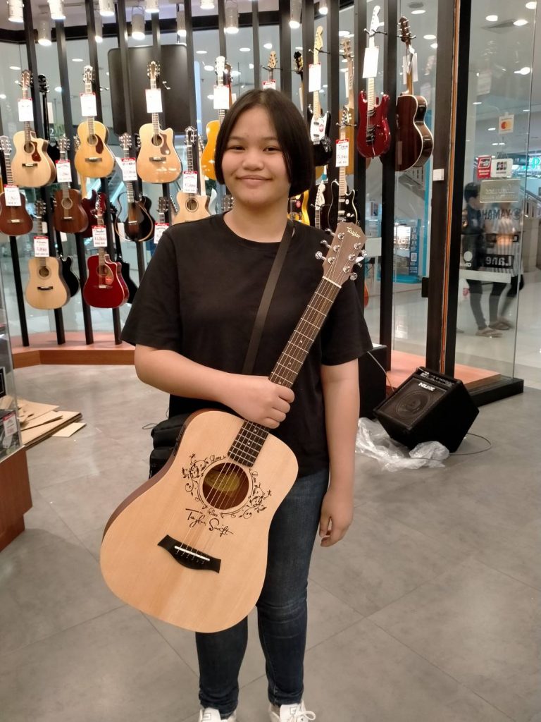 ลูกค้าที่ซื้อ Taylor Swift Baby Taylor (TSBTe) Acoustic Guitar