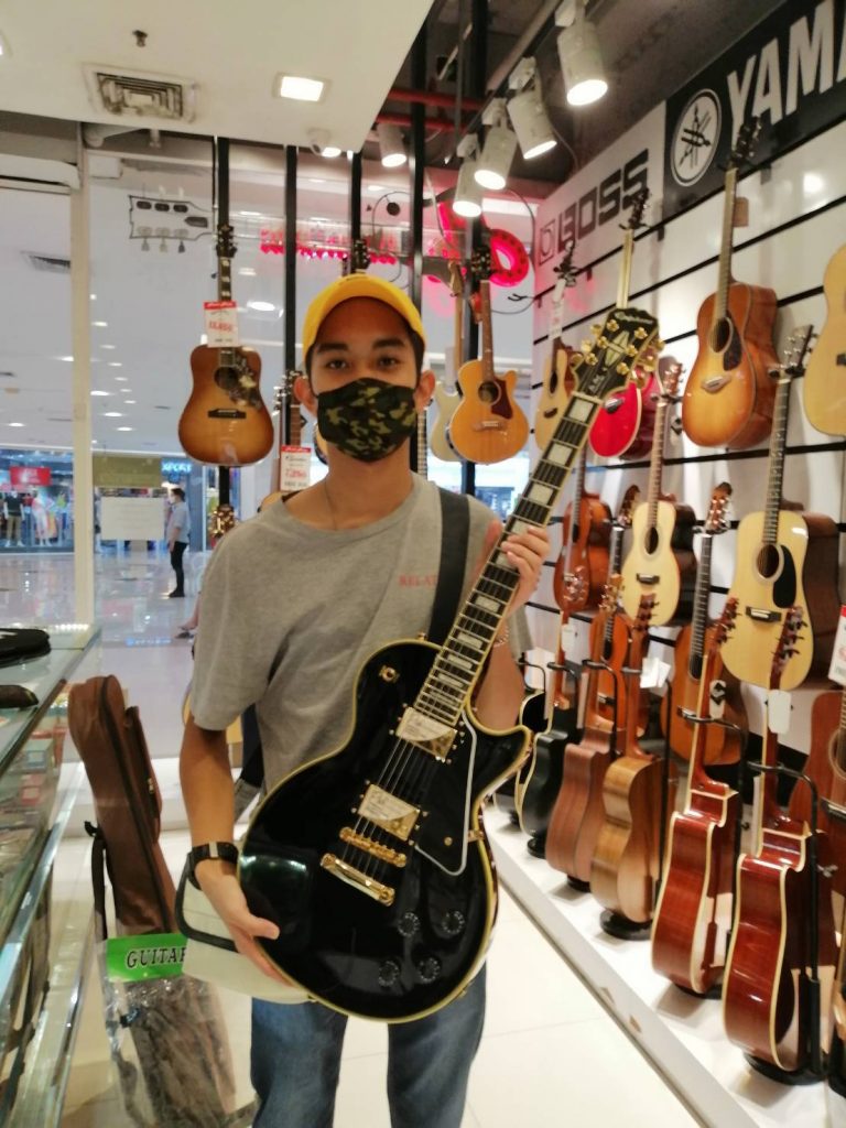 ลูกค้าที่ซื้อ Epiphone Les Paul Custom Pro Electric Guitar