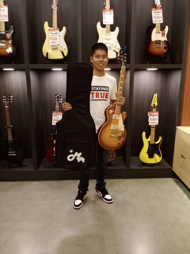 ลูกค้าที่ซื้อ Epiphone Les Paul Standard Plustop PRO