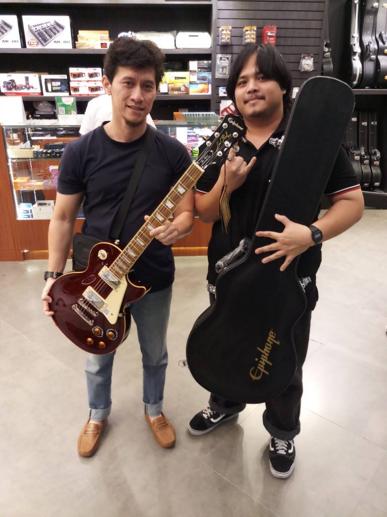 ลูกค้าที่ซื้อ Epiphone Les Paul Standard Plustop PRO