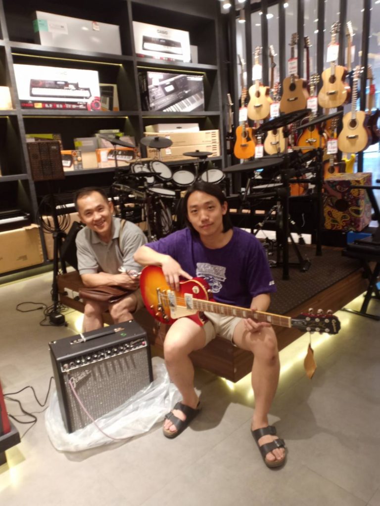 ลูกค้าที่ซื้อ Epiphone Les Paul Standard Plustop PRO