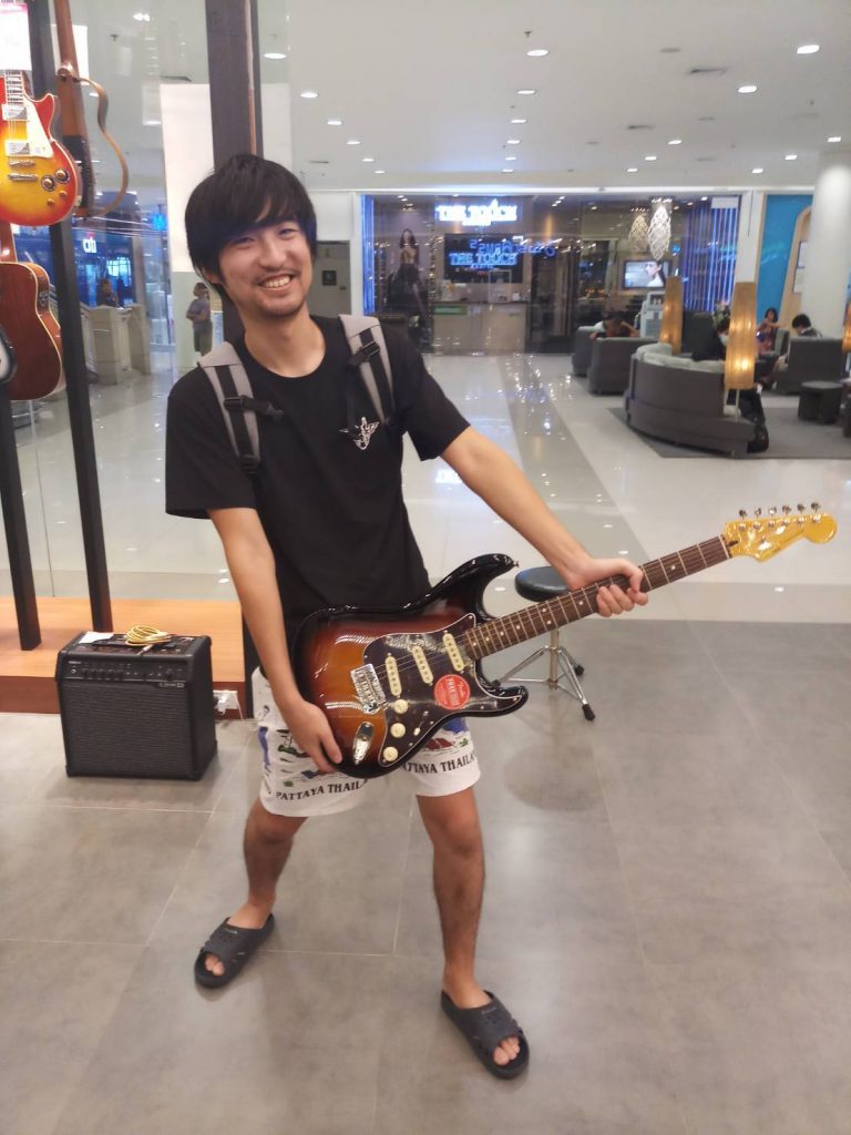 ลูกค้าที่ซื้อ Squier Classic Vibe Stratocaster ’60s กีตาร์ไฟฟ้า