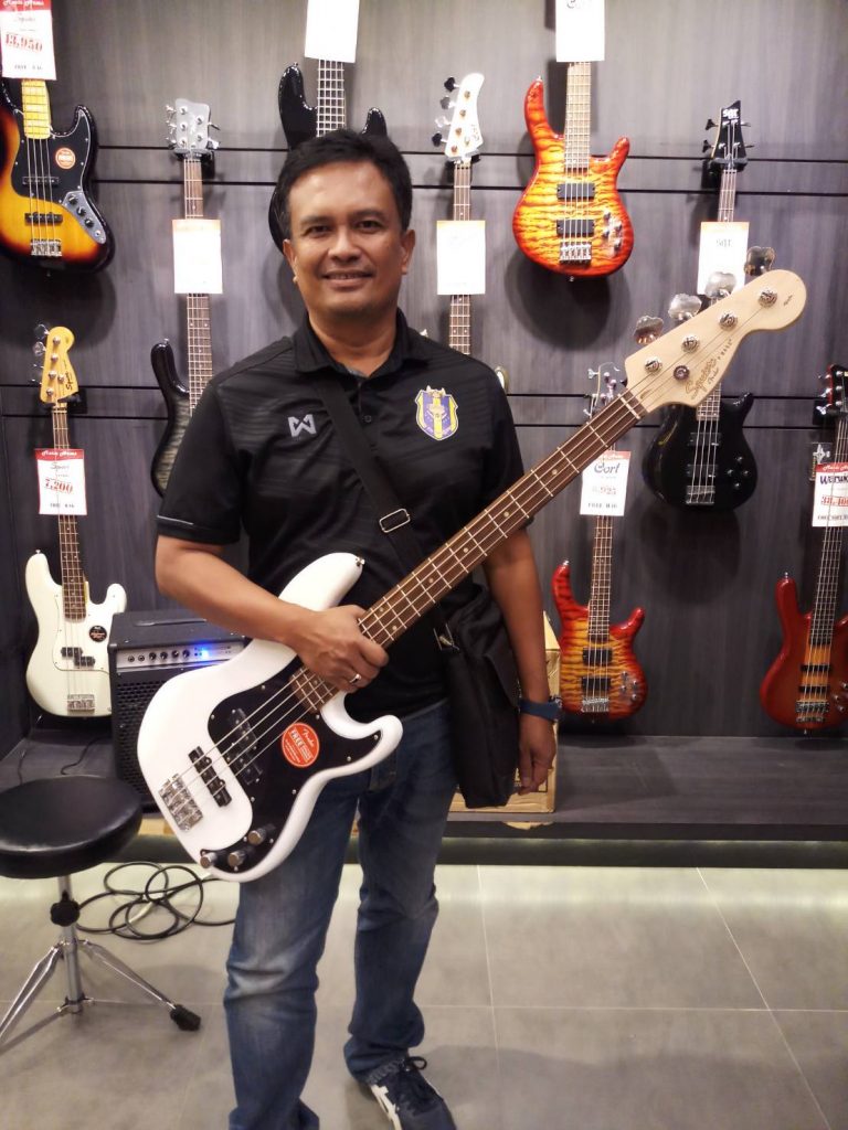 ลูกค้าที่ซื้อ Squier Affinity PJ Bass เบสไฟฟ้า