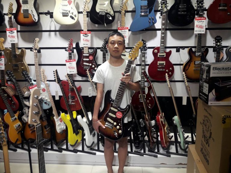 ลูกค้าที่ซื้อ Squier Classic Vibe Stratocaster ’60s กีตาร์ไฟฟ้า