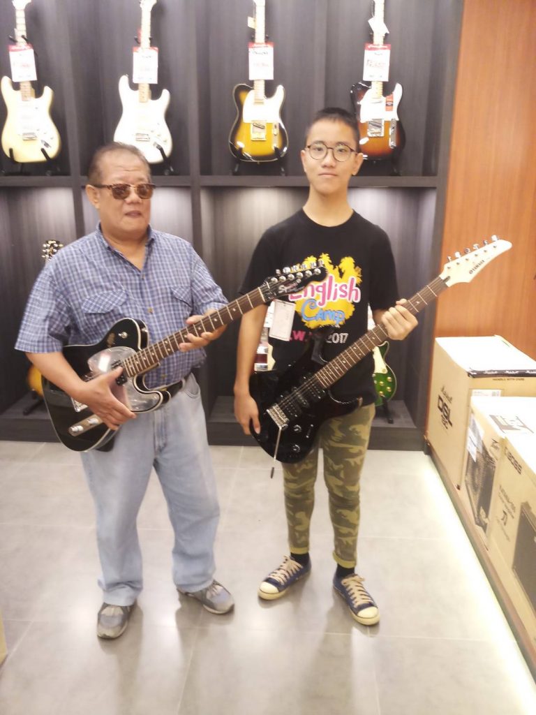 ลูกค้าที่ซื้อ Squier John 5 Telecaster