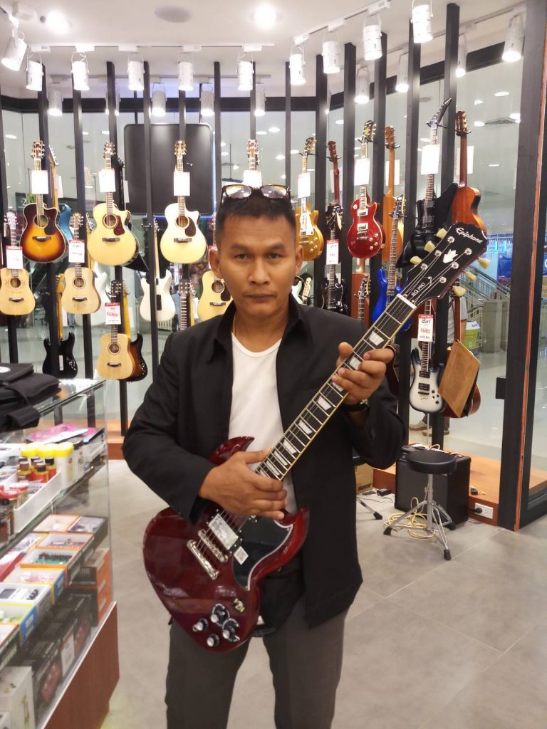 ลูกค้าที่ซื้อ Epiphone G-400 Pro (SG Standard)