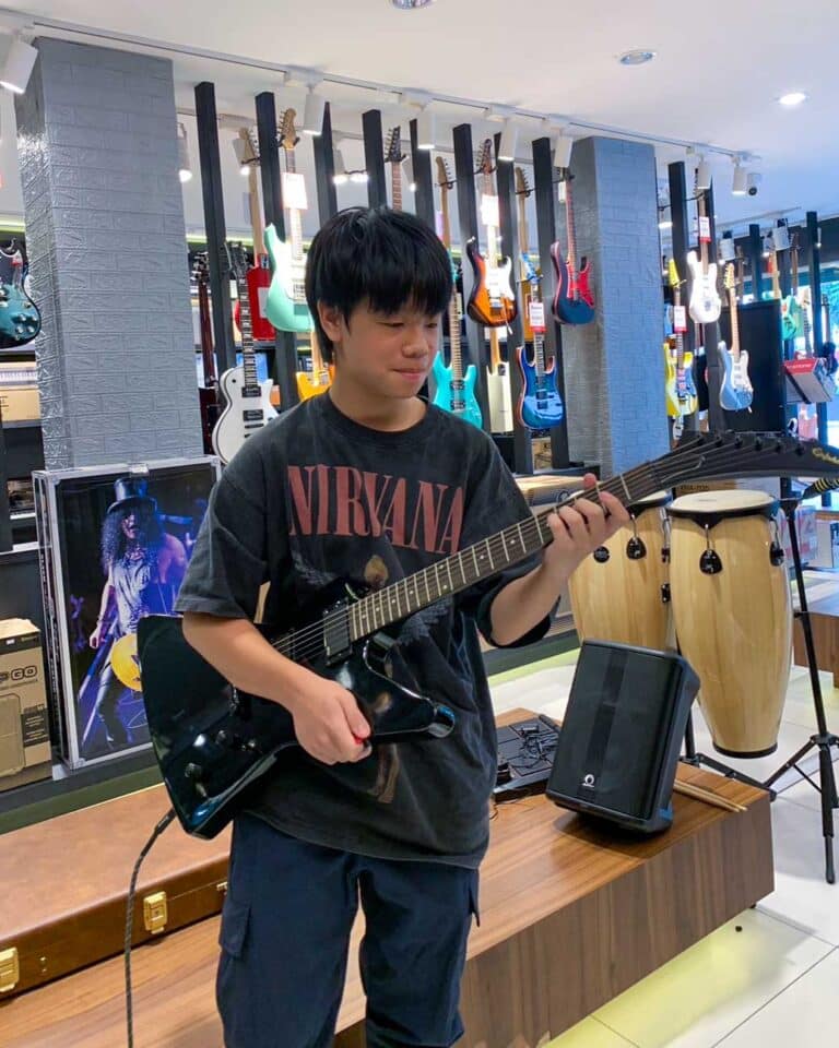 ลูกค้าที่ซื้อ Epiphone 1984 Explorer EX กีตาร์ไฟฟ้า