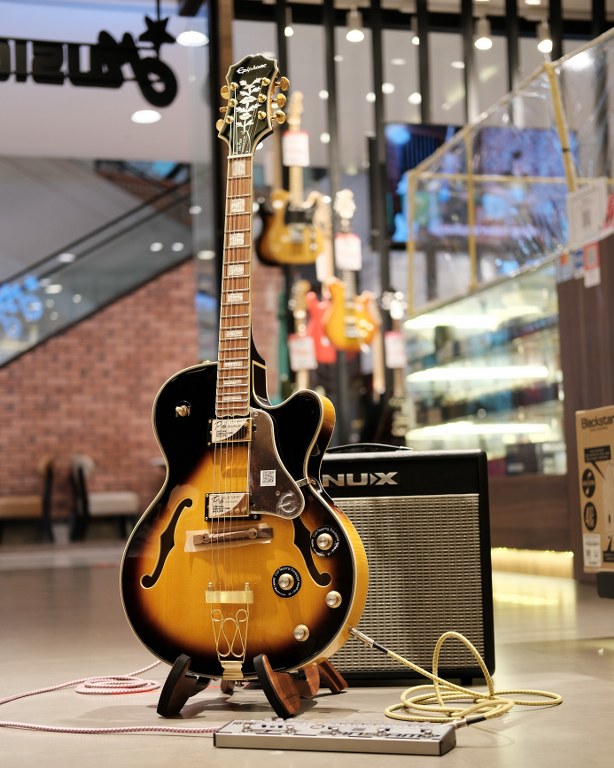 Showcase Epiphone Joe Pass Emperor II Pro