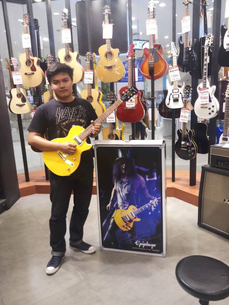 ลูกค้าที่ซื้อ Epiphone Slash AFD Les Paul Special II Pack กีตาร์ไฟฟ้า