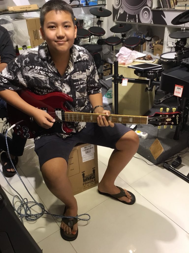 ลูกค้าที่ซื้อ Epiphone G-400 Pro (SG Standard)