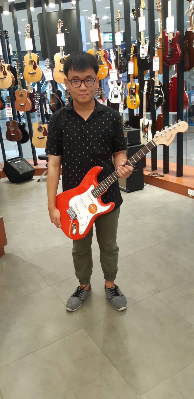 ลูกค้าที่ซื้อ Squier Affinity Stratocaster กีตาร์ไฟฟ้า