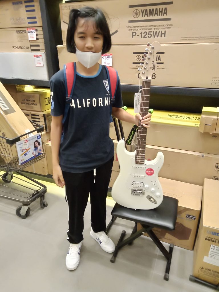 ลูกค้าที่ซื้อ Squier Bullet Stratocaster HSS กีตาร์ไฟฟ้า