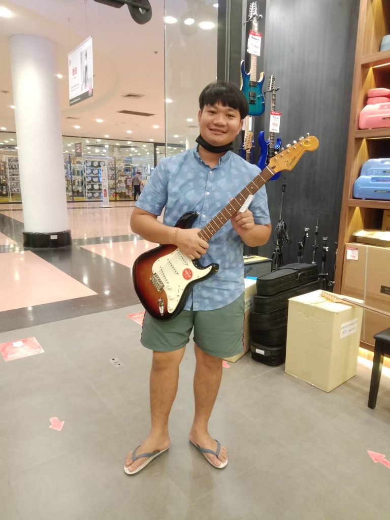 ลูกค้าที่ซื้อ Squier Classic Vibe Stratocaster ’60s กีตาร์ไฟฟ้า