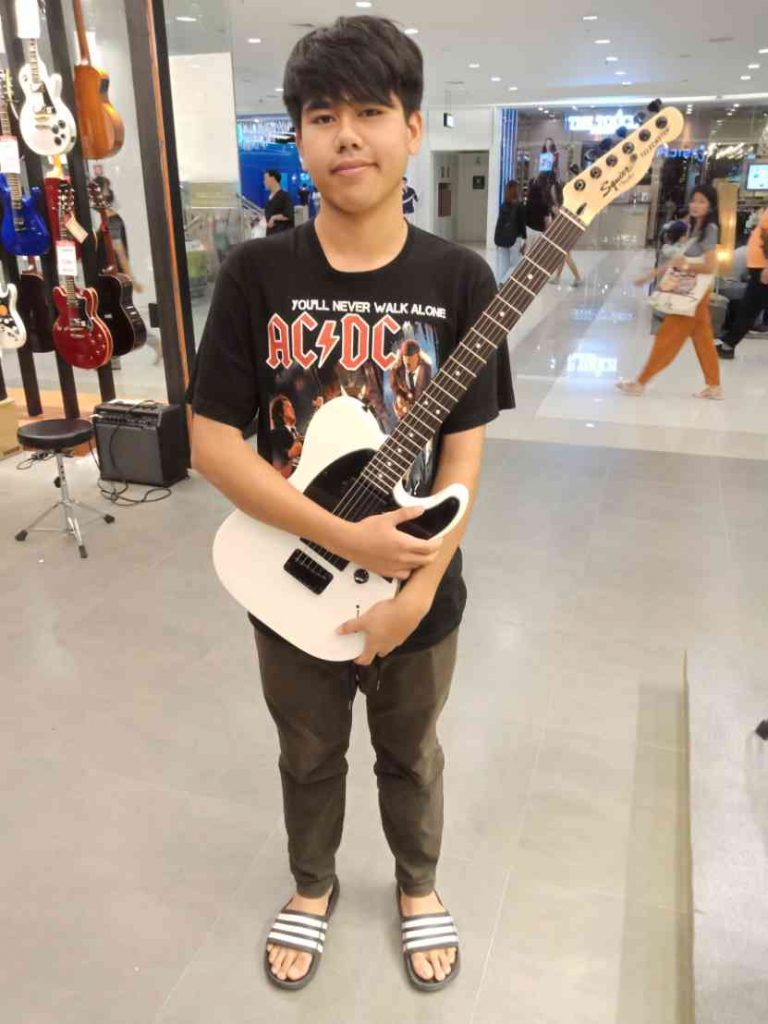 ลูกค้าที่ซื้อ Squier Jim Root Telecaster