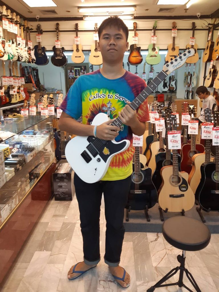 ลูกค้าที่ซื้อ Squier Jim Root Telecaster