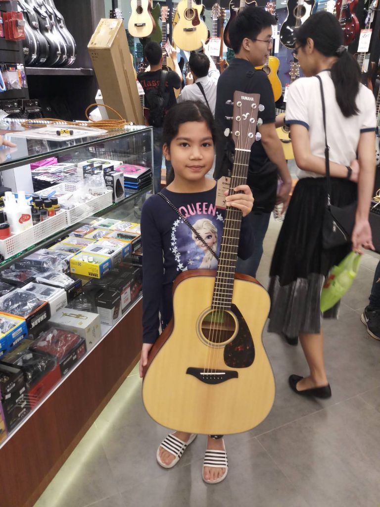 ลูกค้าที่ซื้อ Yamaha FG800 กีตาร์โปร่ง