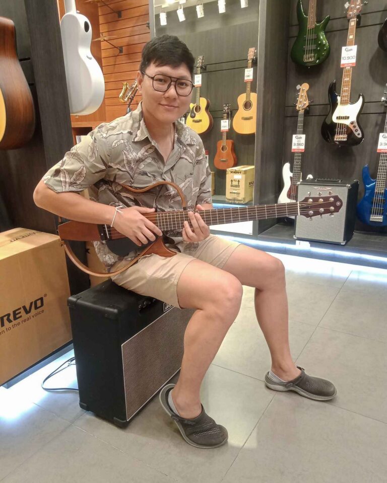 ลูกค้าที่ซื้อ Yamaha SLG200S Silent Guitar