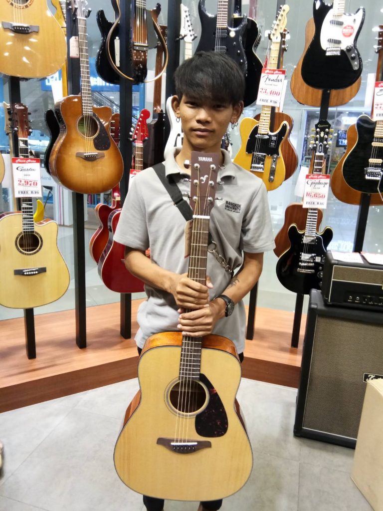 ลูกค้าที่ซื้อ Yamaha FG800 กีตาร์โปร่ง