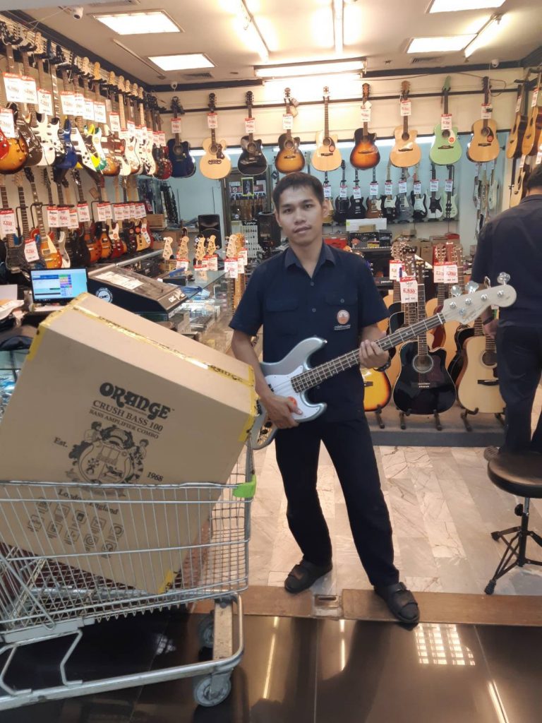 ลูกค้าที่ซื้อ Squier Affinity Jazz Bass เบสไฟฟ้า