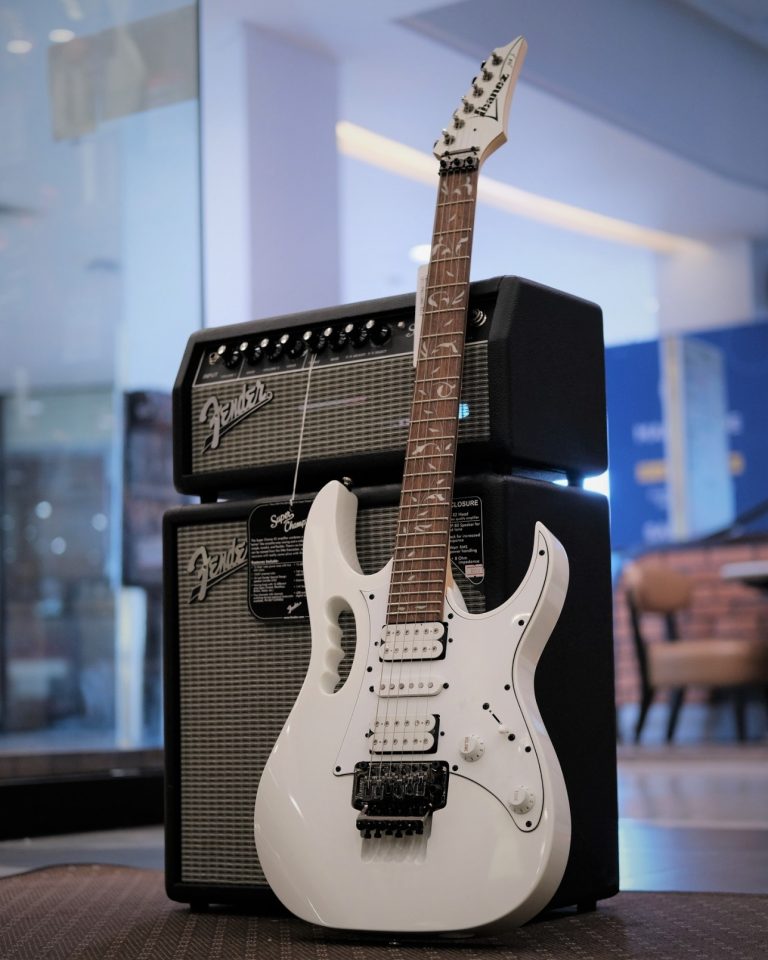 Showcase Ibanez JEM-JR กีตาร์ไฟฟ้า