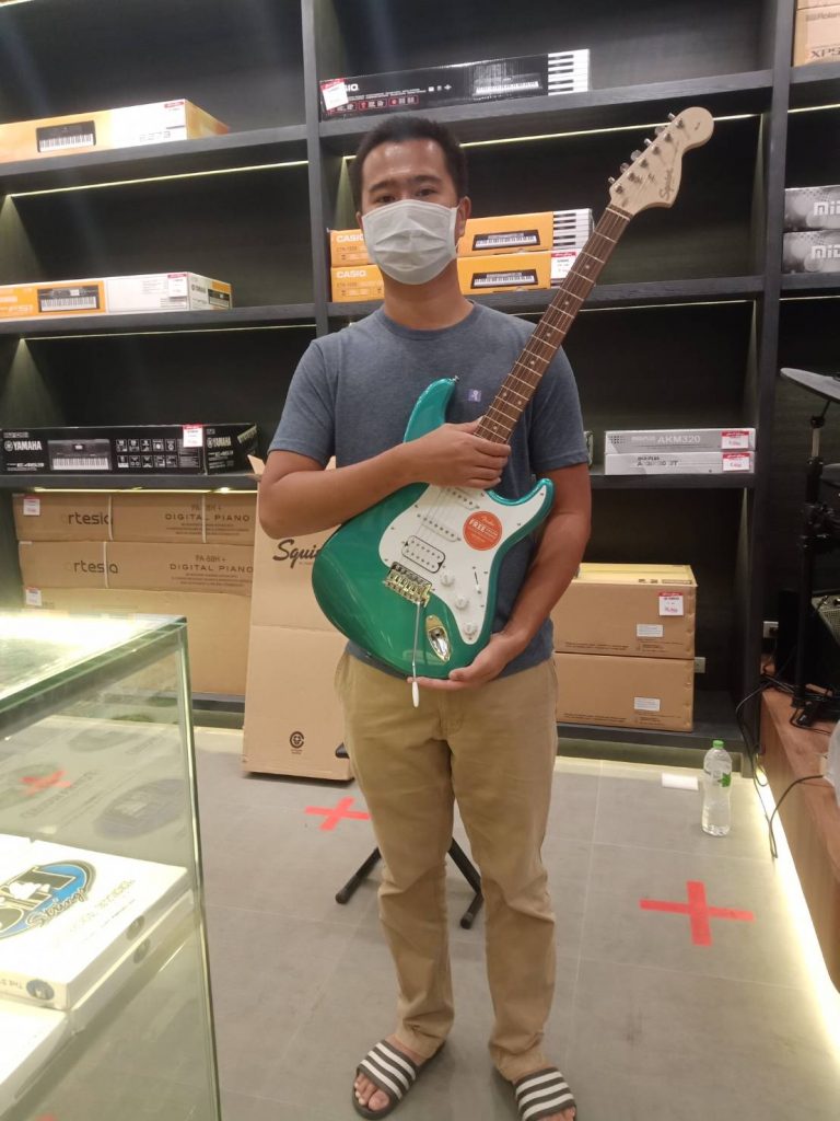 ลูกค้าที่ซื้อ Squier Affinity Stratocaster HSS กีตาร์ไฟฟ้า