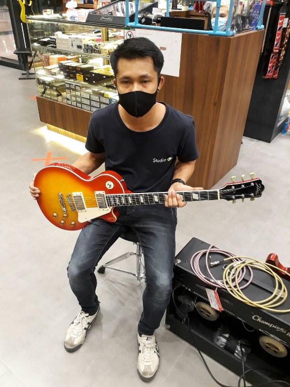 ลูกค้าที่ซื้อ Junior by Clevan L-200 กีต้าร์ไฟฟ้า ทรง Les Paul ราคาไม่แพง คุณภาพดี