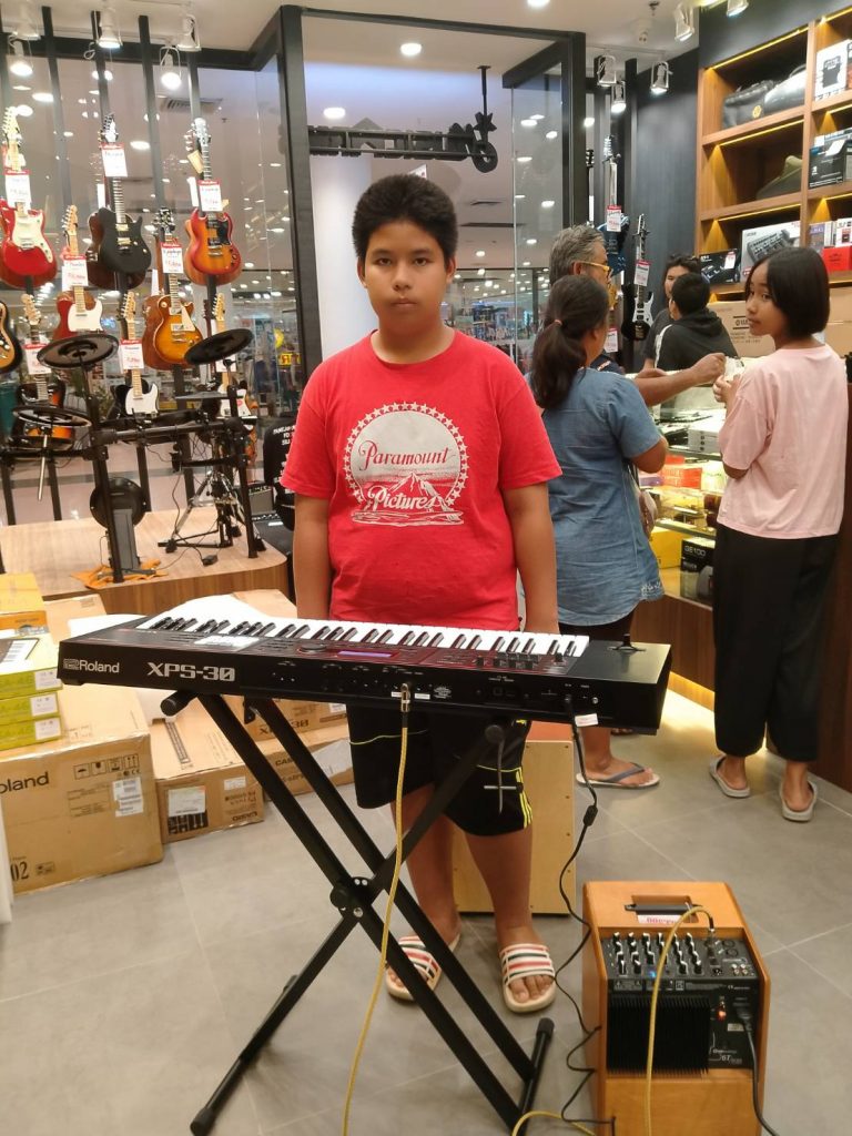 ลูกค้าที่ซื้อ Roland XPS-30 คีย์บอร์ดไฟฟ้า