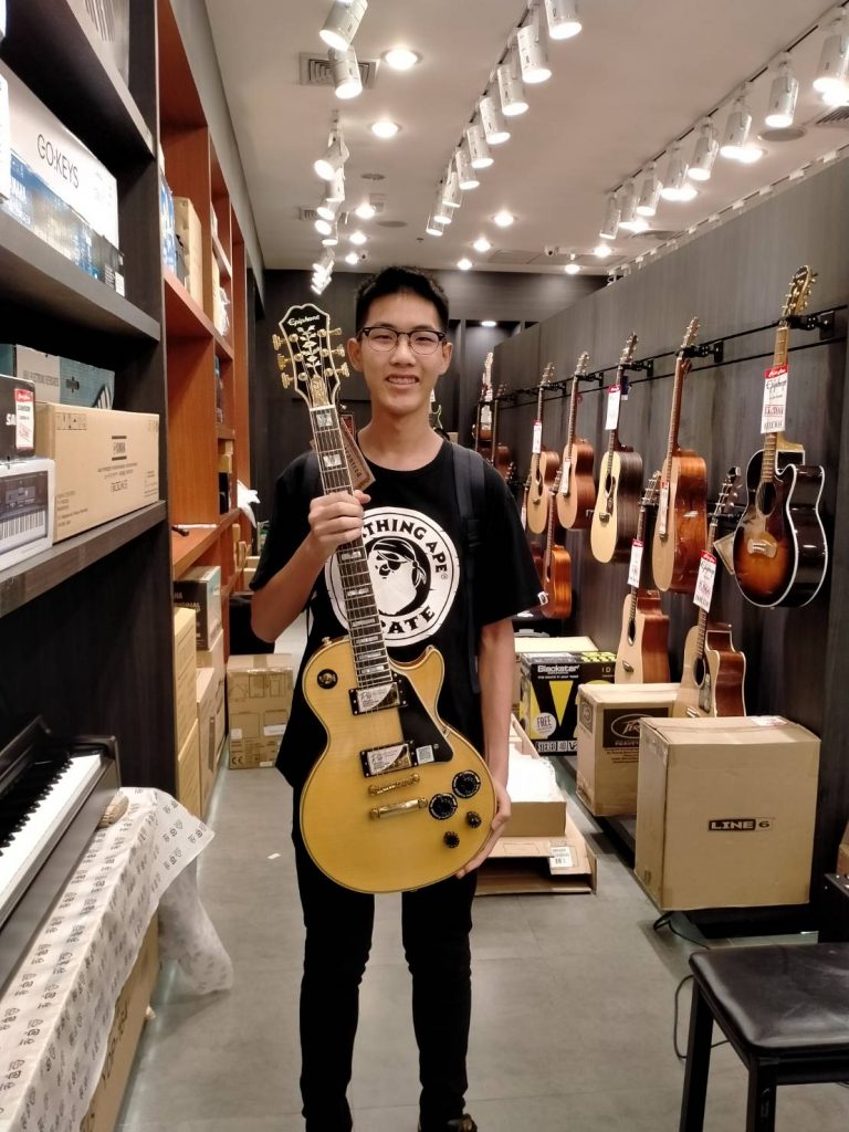 ลูกค้าที่ซื้อ Epiphone Les Paul Custom 100 Anniversary Electric Guitar