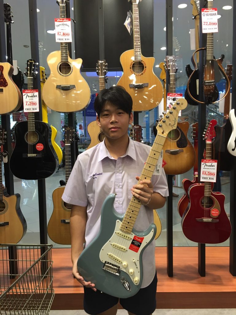 ลูกค้าที่ซื้อ Fender American Professional Stratocaster