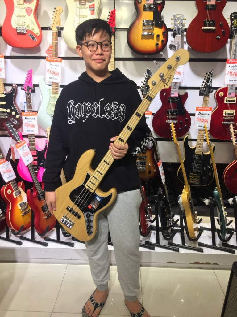 ลูกค้าที่ซื้อ Fender American Elite Jazz Bass เบส 4 สาย