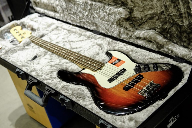 Showcase Fender American Professional Jazz Bass เบส 4 สาย