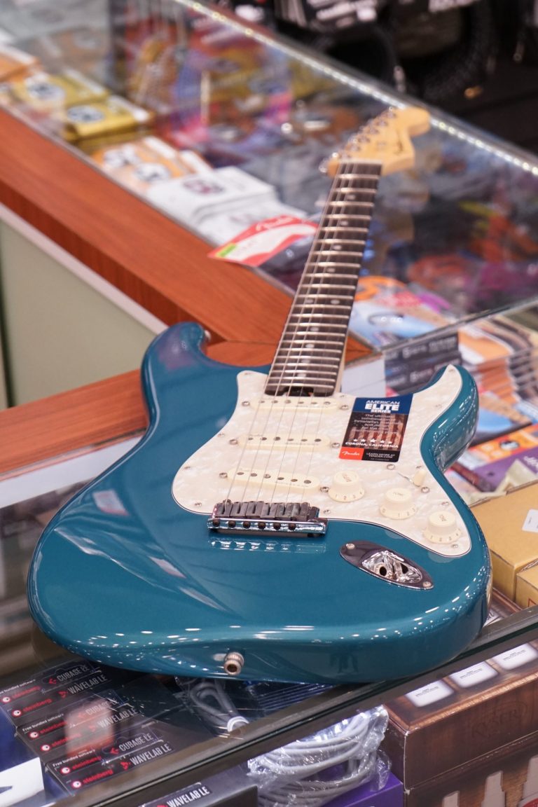 Showcase Fender American Elite Stratocaster กีตาร์ไฟฟ้า