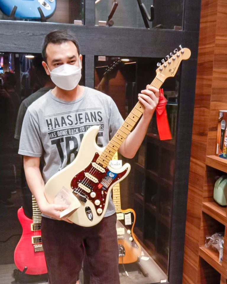 ลูกค้าที่ซื้อ Fender American Elite Stratocaster HSS Shawbucker กีตาร์ไฟฟ้า