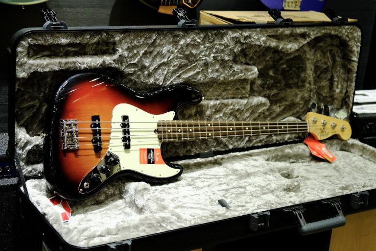 Showcase Fender American Professional Jazz Bass เบส 4 สาย