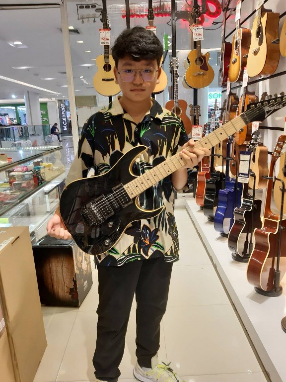 ลูกค้าที่ซื้อ Ibanez RG370AHMZ