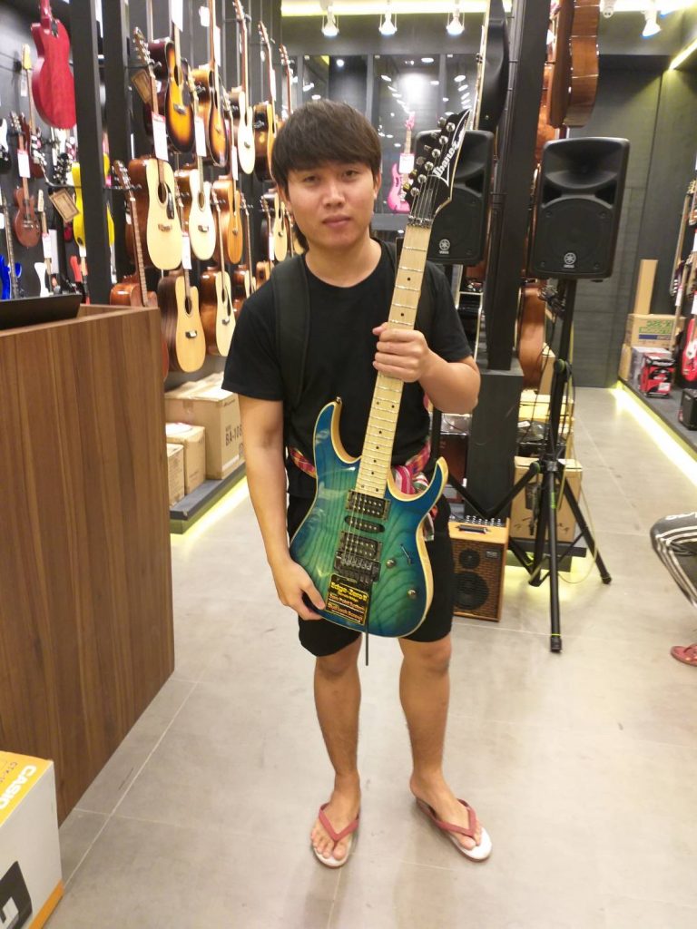 ลูกค้าที่ซื้อ Ibanez RG370AHMZ