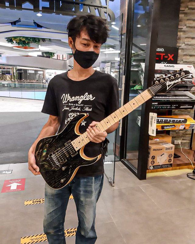 ลูกค้าที่ซื้อ Ibanez RG370AHMZ