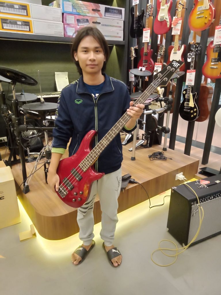 ลูกค้าที่ซื้อ Schecter SGR C-4 เบส 4 สาย