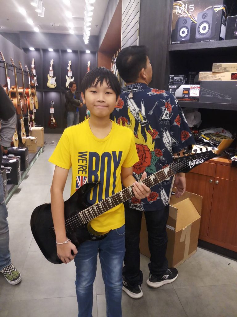 ลูกค้าที่ซื้อ Ibanez GRG170DXB กีตาร์ไฟฟ้า